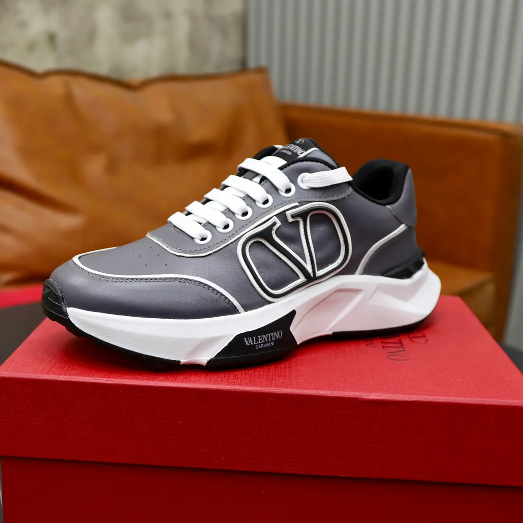 Men's shoes 💰480💰VALENTINO/Valentino 2024s men's latest low-top thick-soled sports shoes are shipped. Made with heavy industry, men's fine casual sports shoes, versatile style. Original leather, rubber lines embellished with geometric segmented uppers, hand-sewn, novel and fashionable, rubber soles with rivet details on the front and back, VALENTINO GARAVANI LOGO printed on the side, and Valentino decorative inlay on the tongue. Garavani Logo, comfortable, breathable and durable! Comes with full original packaging! Code number: 38-39-40-41-42-43-44 (45 can be customized)